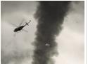实拍直升机被龙卷风吸住 飞行员甩出舱外恐怖瞬间 (220播放)