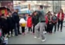 实拍卖棉花糖大叔秀太空舞步小孩争相购买 (720播放)