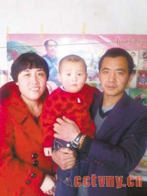 丁敬志夫妇与小儿子(中)