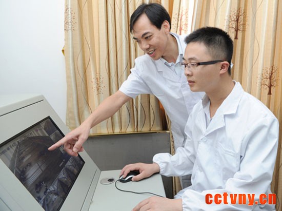 现场观看养殖场花猪生活场景。