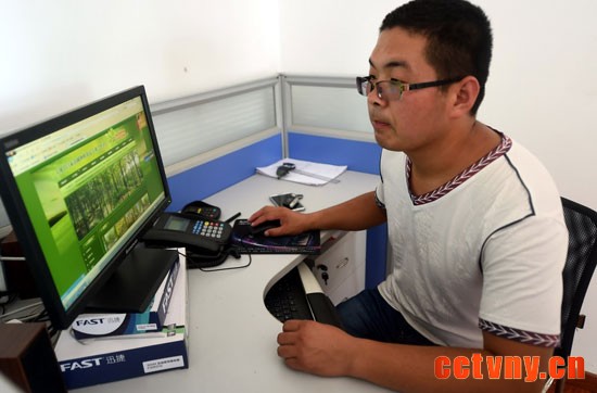 8月5日，王景坡在查看网上苗木销售情况。